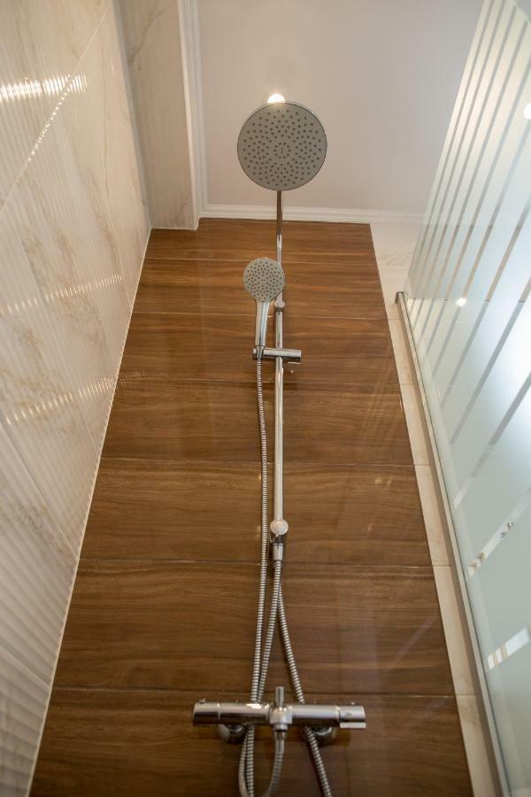 3 Bedrooms Apartment On Nasypna 3 Lviv Extérieur photo